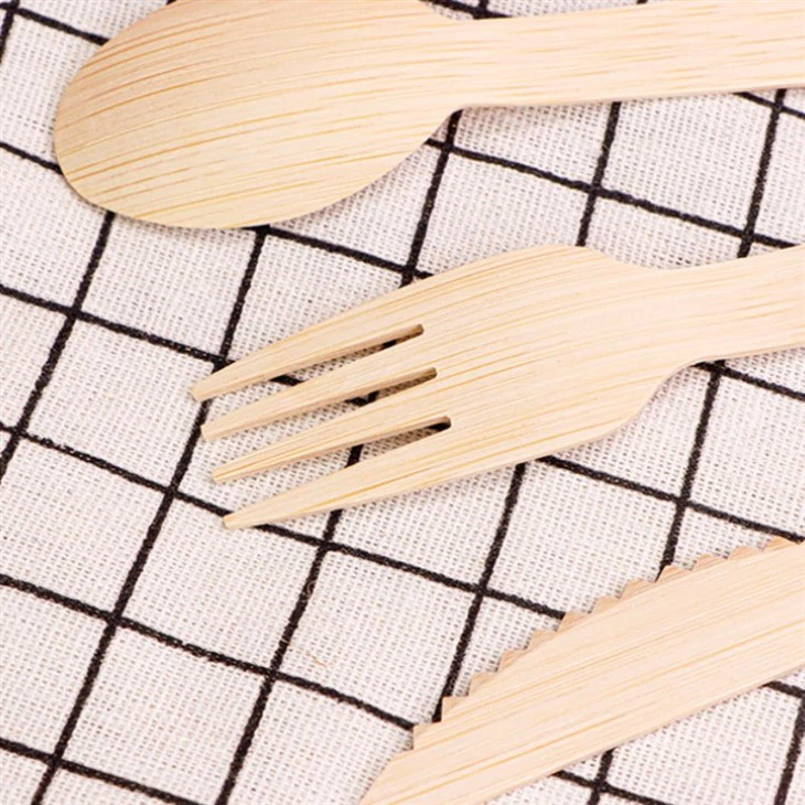 Couteau, fourchette et cuillère en bambou